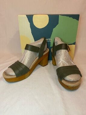 Earth Olive Leather Platform Sandals with Wood-Tone Block Heel
